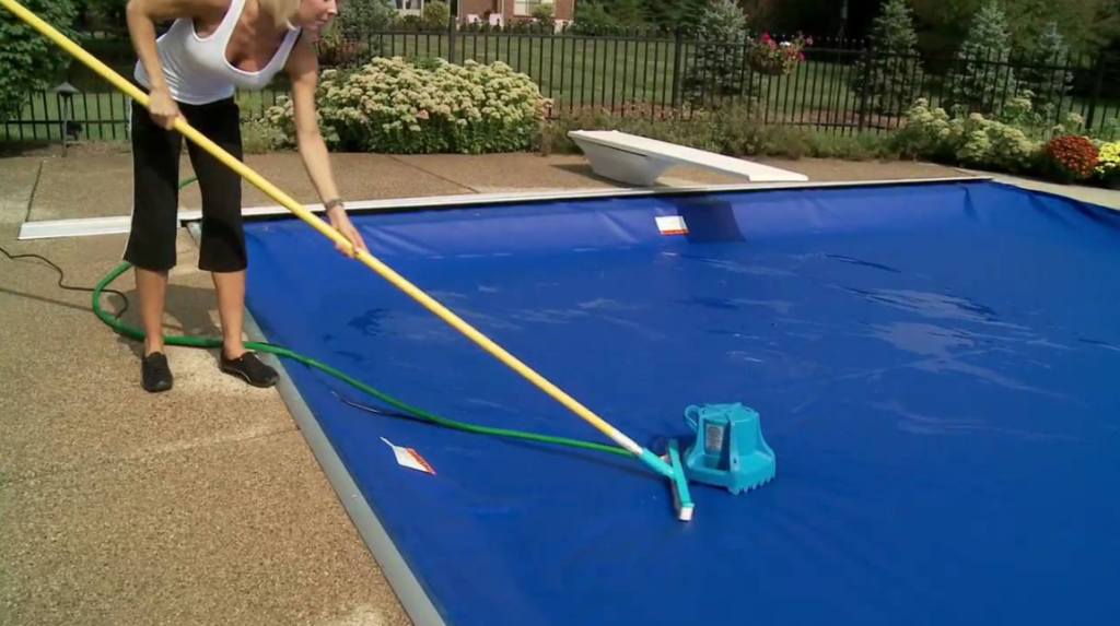 Pool cover snow removal tool
